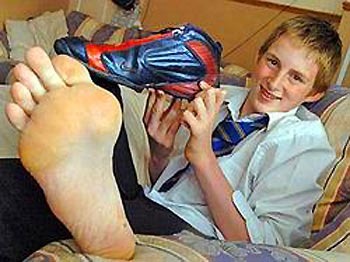 carl-Griffiths-biggest-feet-in-the-world-photo.jpg
