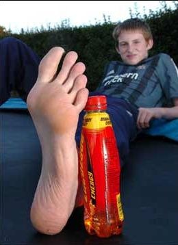 carl-Griffiths-biggest-feet-in-the-world-pics.jpg