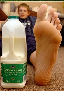 carl-Griffiths-biggest-feet-in-the-world-picture.jpg